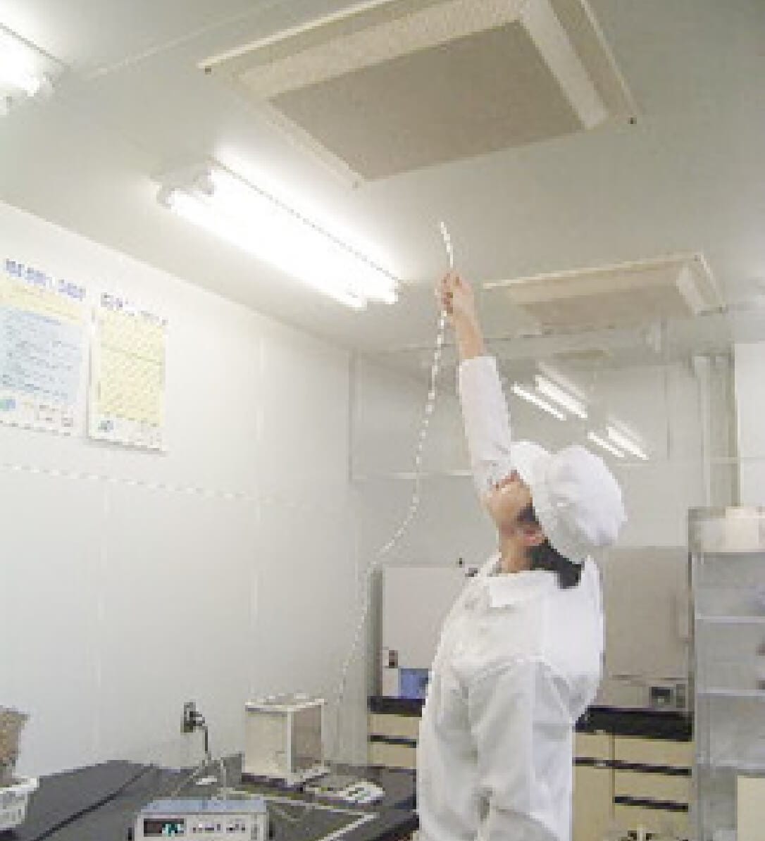 パーティクルカウンターによるクリーンルーム内への吸入空気中の微粒子（クリーン度）の測定